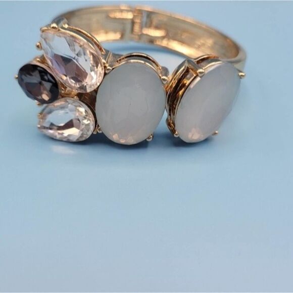 📦 The Limited bangle large rhinestones chunky gold tone ✨️ bracelet - Picture 6 of 8